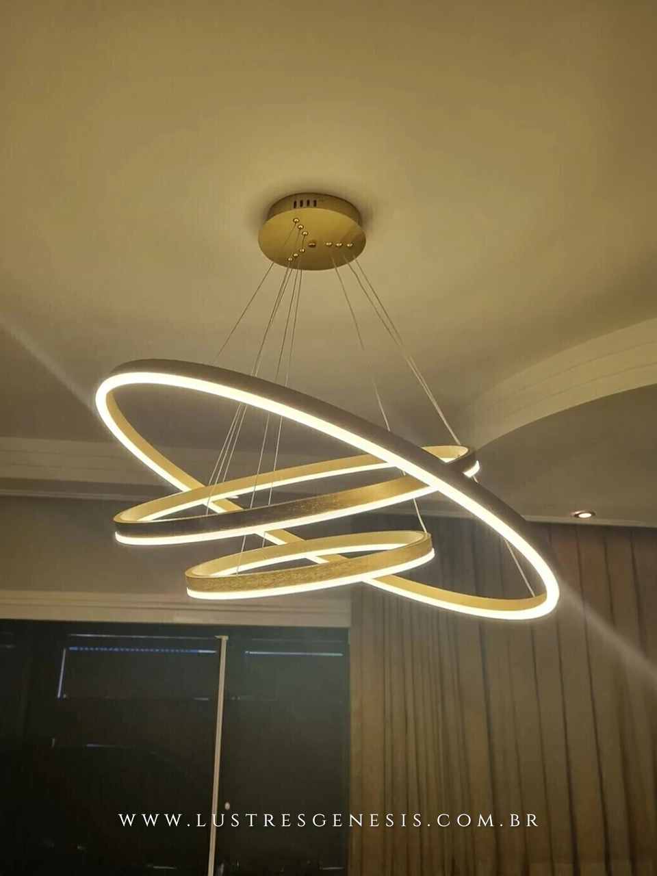 Lustre Pendente Aliance com três anéis dourados foscos, ideal para sala de jantar e sala de estar. Lustres Gêneiss loja online de Lustres e Iluminação Decorativa